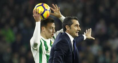 Valverde da instrucciones durante el duelo ante el Betis.