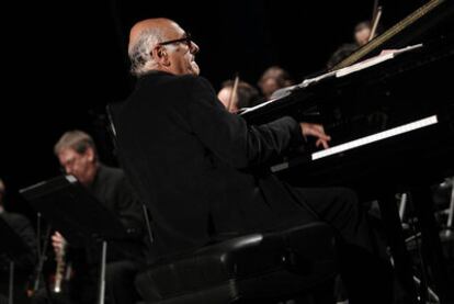 El músico Michael Nyman durante la actuación de ayer en el teatro Compac Gran Vía.