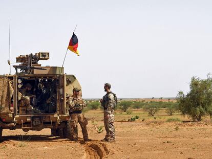 Unos soldados alemanes del destacamento de paracaidistas de las Naciones Unidas en Malí buscan artefactos explosivos en la ruta de Gao a Gossi, en agosto de 2018.