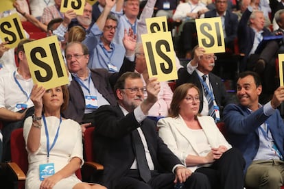 El expresidente del Gobierno Mariano Rajoy (c), junto a la exministra de Defensa María Dolores de Cospedal (2i) y el coordinador general del PP, Fernando Martínez Maíllo (d), durante la votación para aprobar a los 23 miembros de la mesa propuestos.