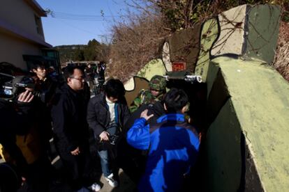 Marineros surcoreanos, residentes y periodistas ingresan a un refugio subterráneo hoy, domingo 28 de noviembre de 2010, en la Isla de Yeonpyeong (Corea del Sur). La agencia de noticias Yonhap reportó que Corea del Sur estuvo considerando clasificar a su vecino del norte como su "principal enemigo" por primera vez en seis años durante el funeral de dos integrantes de la naval que murieron en una descarga de Corea del Norte en una isla del sur. Seúl se preparó para realizar ejercicios militares con Estados Unidos, lo que podría provocar nuevas amenazas desde Pyongyang.