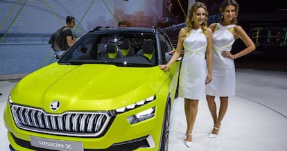 Dos azafatas posan el martes frente al nuevo Skoda Vision X, en el Sal&oacute;n Internacional del Autom&oacute;vil de Ginebra.