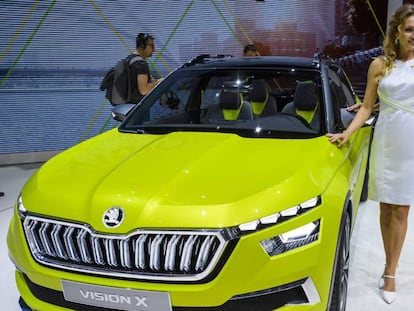 Dos azafatas posan el martes frente al nuevo Skoda Vision X, en el Sal&oacute;n Internacional del Autom&oacute;vil de Ginebra.