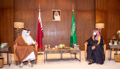 El príncipe Mohamed Bin Salmán (derecha) y el jeque Tamim Bin Hamad al Thani, este martes en Al-Ula (Arabia Saudí).