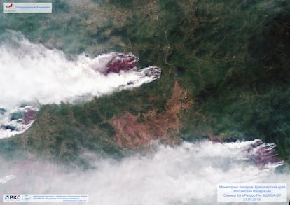Una imagen satelital tomada el pasado 21 de julio, aportada por la agencia espacial Roscosmosm muestra los orígenes del fuego que afecta a grandes zonas de Siberia.