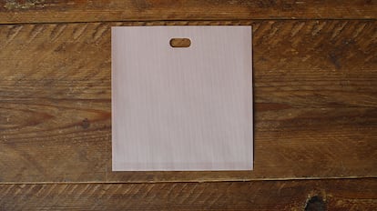 Bolsas para la tostadora sobre una mesa de madera.