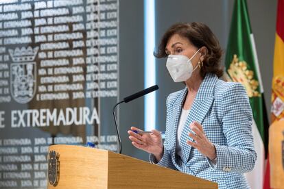 La vicepresidenta primera del Gobierno, Carmen Calvo, ofrece una rueda de prensa tras asistir, este miércoles, a la reunión del Consejo de Gobierno de la Junta de Extremadura en Mérida.