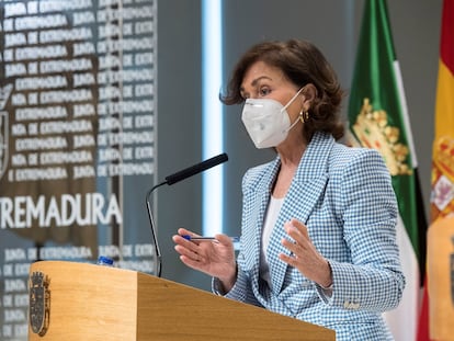 La vicepresidenta primera del Gobierno, Carmen Calvo, ofrece una rueda de prensa tras asistir, este miércoles, a la reunión del Consejo de Gobierno de la Junta de Extremadura en Mérida.