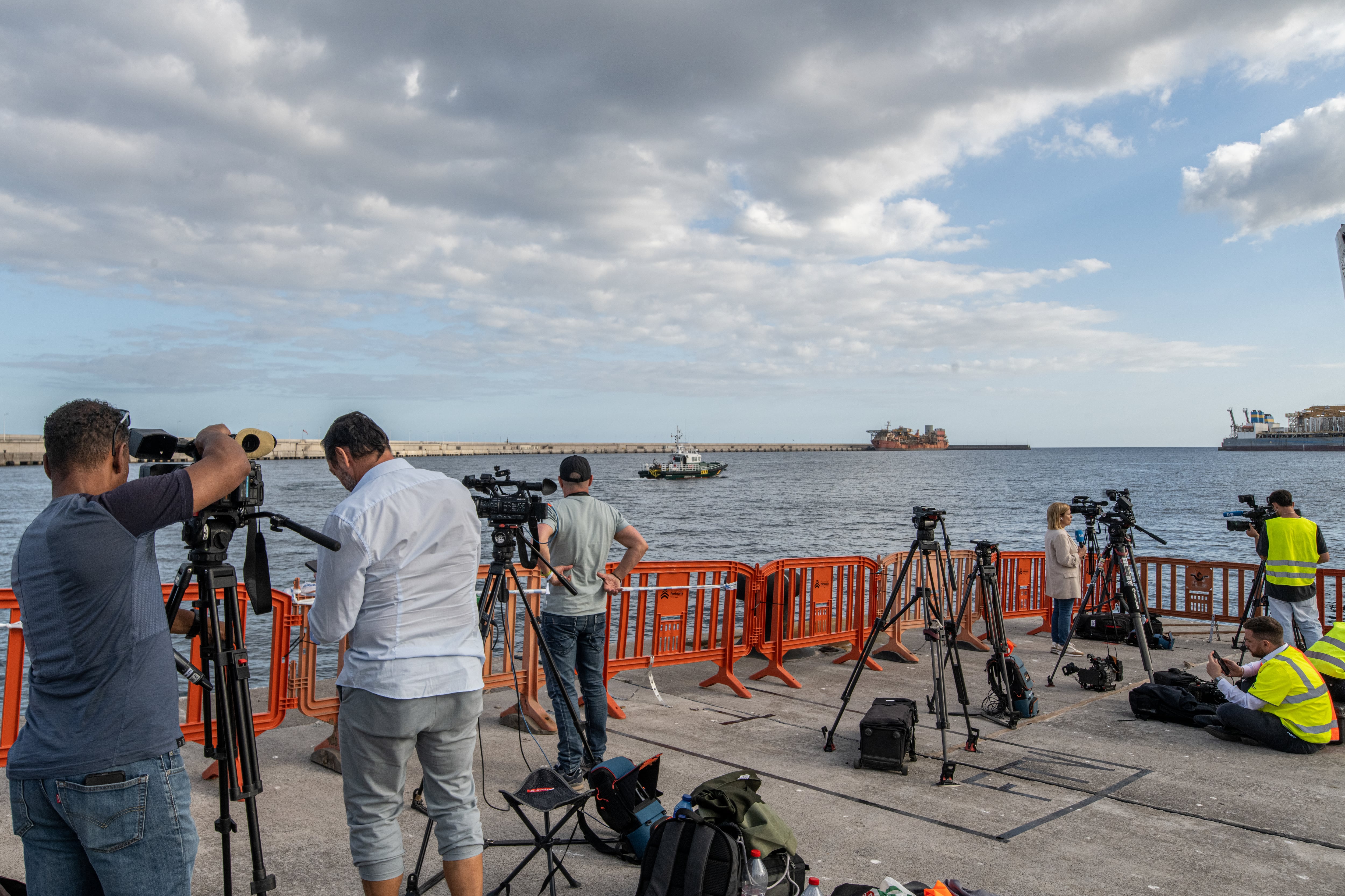 Världen väntar på en hamn på Teneriffa dit kryssningsfartyget för hantavirusutbrottet anländer: "De är inte patienter och inte heller fall, de är människor"