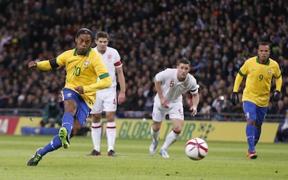 Ronaldinho falla un penalti contra Inglaterra.