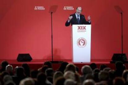 El secretario general del PSOE, Alfredo Pérez Rubalcaba, en el XIX congreso del Partido Socialista de Portugal, celebrado en Santa Maria da Feira.