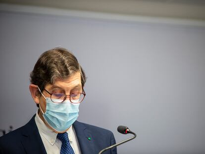 El consejero de Salud de Murcia, Manuel Villegas, interviene durante una rueda de prensa esta mañana.