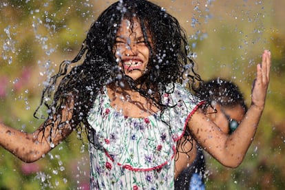 Una niña juega en una fuente en el parque Jefferson de Seattle este 27 de junio. El calor extremo ha puesto en alerta incluso a la Casa Blanca, que debatirá cómo responder a los riesgos que supone la conjunción de altísimas temperaturas y una sequía muy acusada.