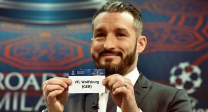 Gianluca Zambrotta mostra la targeta de el Vfl Wolfsburgo