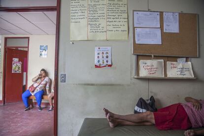 Pacientes en la sala de tratamiento del centro de salud.