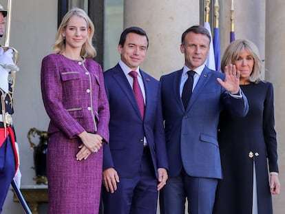La primera dama de Ecuador, Lavinia Valbonesi, el presidente Daniel Noboa y Emmanuel Macron y su esposa, Brigitte Macron, este jueves en París.