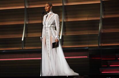 Beyoncé, con un vestido de Inbal Dror en los Grammy de 2016.