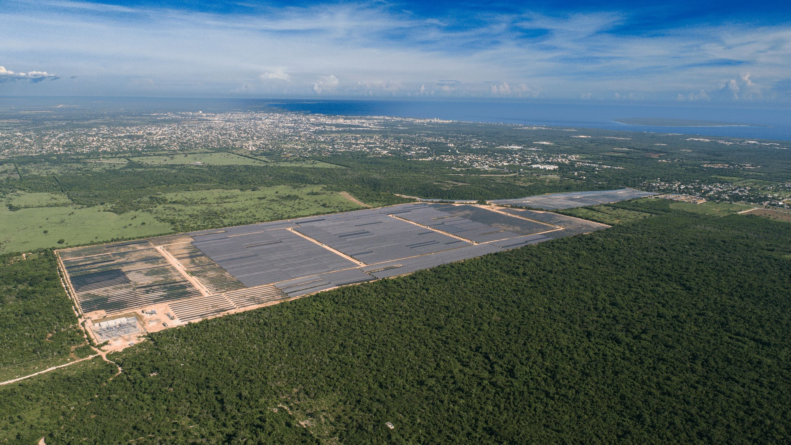 Imagen aérea de la planta Cumayasa 1 de Ecoener. Situada en la República Dominicana, tiene capacidad para abastecer hasta 48.000 hogares.
