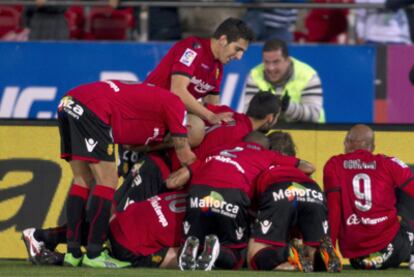 Los jugadores del equipo balear celebran el cuarto gol