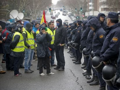 Los trabajadores de la aerolínea concentrados, frente a un cordón policial.