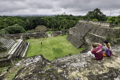 Caracol ofrece las vistas más espectaculares de Belice desde el edificio más prominente del país, aunque exige cierta voluntad para llegar a contemplarlas: esta ciudad abandonada hace un milenio está escondida en una jungla casi impenetrable. En su momento de máximo esplendor, aquí vivían 150.000 personas, el doble de las que habitan hoy la ciudad moderna de Belice, y rivalizaba con la cercana Tikal (Guatemala). Hoy Caracol está vacía y reta a los aventureros con el accidentado camino que la comunica con la civilización. Sin embargo, merece la pena porque todo lo que se ha excavado es espectacular. Templos y tumbas ocultas, plazas y campos de pelota bellamente restaurados y, por supuesto, la pirámide de juego de Caana (lugar en el cielo) de 43 metros de alura, el edificio más alto de la Belice contemporánea.