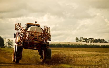 Trator de pesticidas em uma plantação no Mato Grosso, no Brasil.