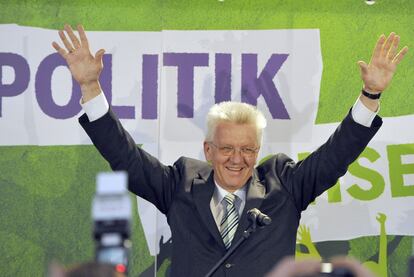 Winfried Kretschmann, líder de Los Verdes, celebra los resultados en las elecciones de Baden-Württemberg, ayer en Stuttgart.