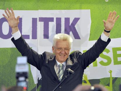 Winfried Kretschmann, líder de Los Verdes, celebra los resultados en las elecciones de Baden-Württemberg, ayer en Stuttgart.