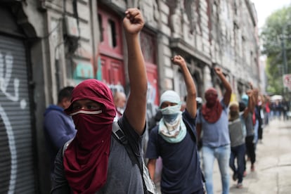 Normalistas de la Escuela Normal Rural de Ayotzinapa protestan en el Centro Histórico de Ciudad de México, el 23 de septiembre de 2024.