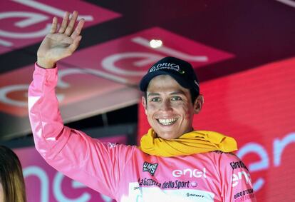 Chaves de rosa, en el podio de Risoul.