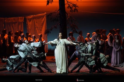 La soprano Nadine Sierra (Amina) junto a los bailarines y el Coro Titular del Teatro Real.