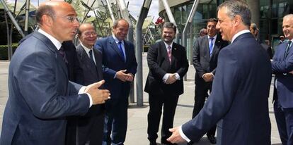El 'lehendakari', Iñigo Urkullu, saluda al delegado del Gobierno en el País Vasco, Carlos Urquijo, en presencia de otros representantes institucionales y de Cebek este miércoles en Bilbao.