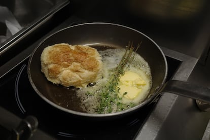 Guillaume Chatillon, del restaurante Freya, en Biarritz, la prepara asada con mantequilla y tomillo.