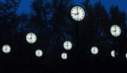 Relojes de una exposición de Klaus Rinke, en Düsseldor (Alemania), el 26 de octubre de 2016. 