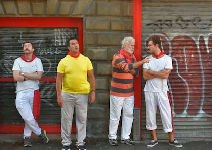 Cuatro corredores esperan el inicio del quinto encierro, en Pamplona.