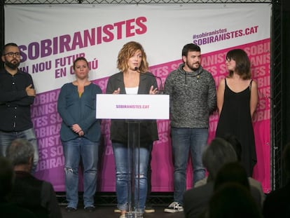 Elisenda Alamany, acompañada de simpatizantes, en un momento del acto.