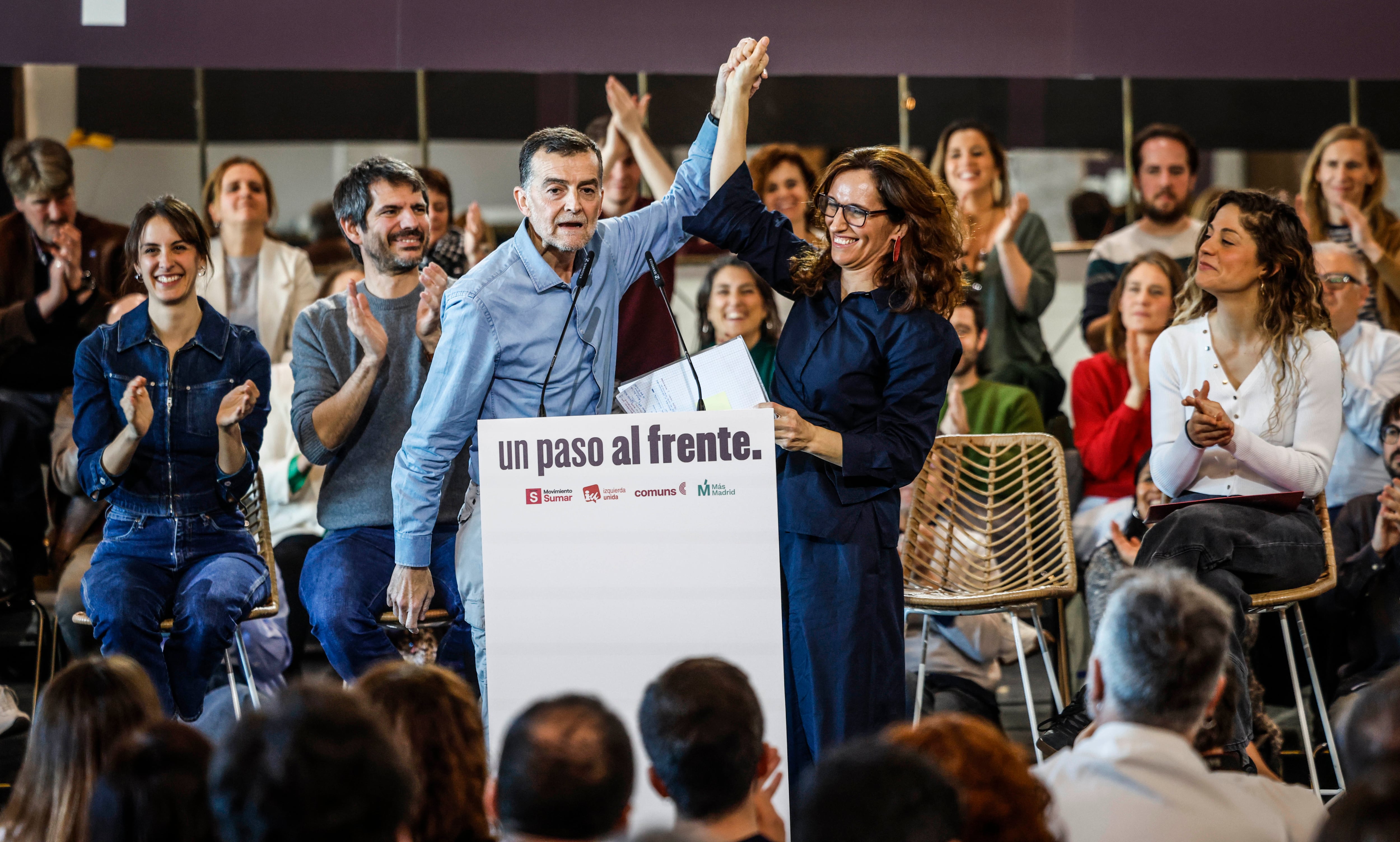 Mónica García saluda a Antonio Maíllo en el acto de las izquierdas este sábado en Madrid. Sentados, la coordinadora de Movimiento Sumar, Lara Hernández, el ministro de Cultura, Ernest Urtasun y la portavoz de MM en el Ayuntamiento, Rita Maestre.