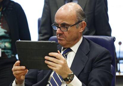 El ministro de Economía, Luis de Guindos, al inicio de la reunión de ministros de Finanzas del Eurogrupo en Luxemburgo ayer