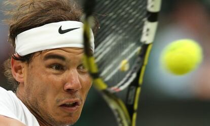 Nadal devuelve la bola ante Kukushkin.