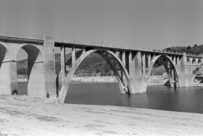 Así se veía el embalse a la altura de ese mismo viaducto en enero de 1989, cuando registraba unas reservas de 419 hectómetros cúbicos, es decir, del 50% de su capacidad.