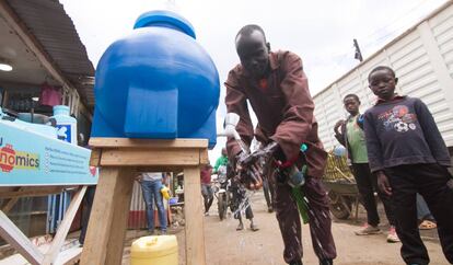 Un hombre se lava las manos en un aseo portátil en el suburbio de Kibera, en Nairobi, el 20 de marzo de 2020.