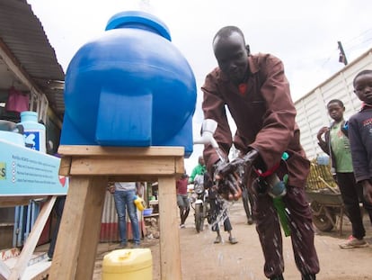 Un hombre se lava las manos en un aseo portátil en el suburbio de Kibera, en Nairobi, el 20 de marzo de 2020.