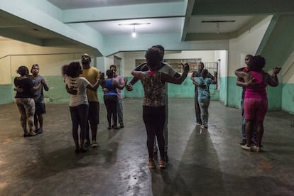 Clases nocturnas de baile en un aparcamiento de la favela Vila do Metrô, Mangueira, en Río de Janeiro, Brasil. En 2013, el 32% de los habitantes de las favelas se consideraba perteneciente a la clase trabajadora y el 65%, a la clase media.