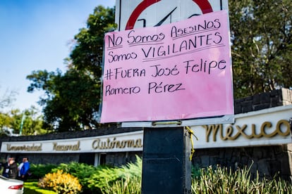 Entrada a Ciudad Universitaria con carteles en contra de la violencia de golpeadores de Seguridad Universitaria, tras la muerte del aficionado del Cruz Azúl Rodrigo Mondragón.