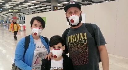 Tres personas llegan este viernes al aeropuerto de Madrid, procedentes de Buenos Aires.