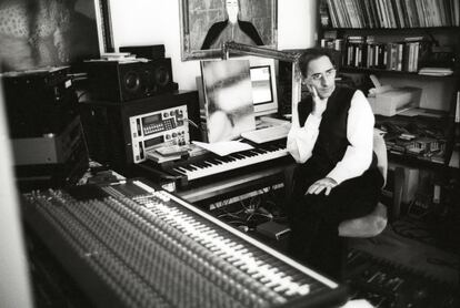Franco Battiato, en el estudio de su vivienda de Milo (Sicilia), en 1996. Fue el primer artista italiano —antes que gigantes como Vasco Rossi o Lucio Dalla— que vendió un millón de copias con 'La voce del Padrone' (1981).