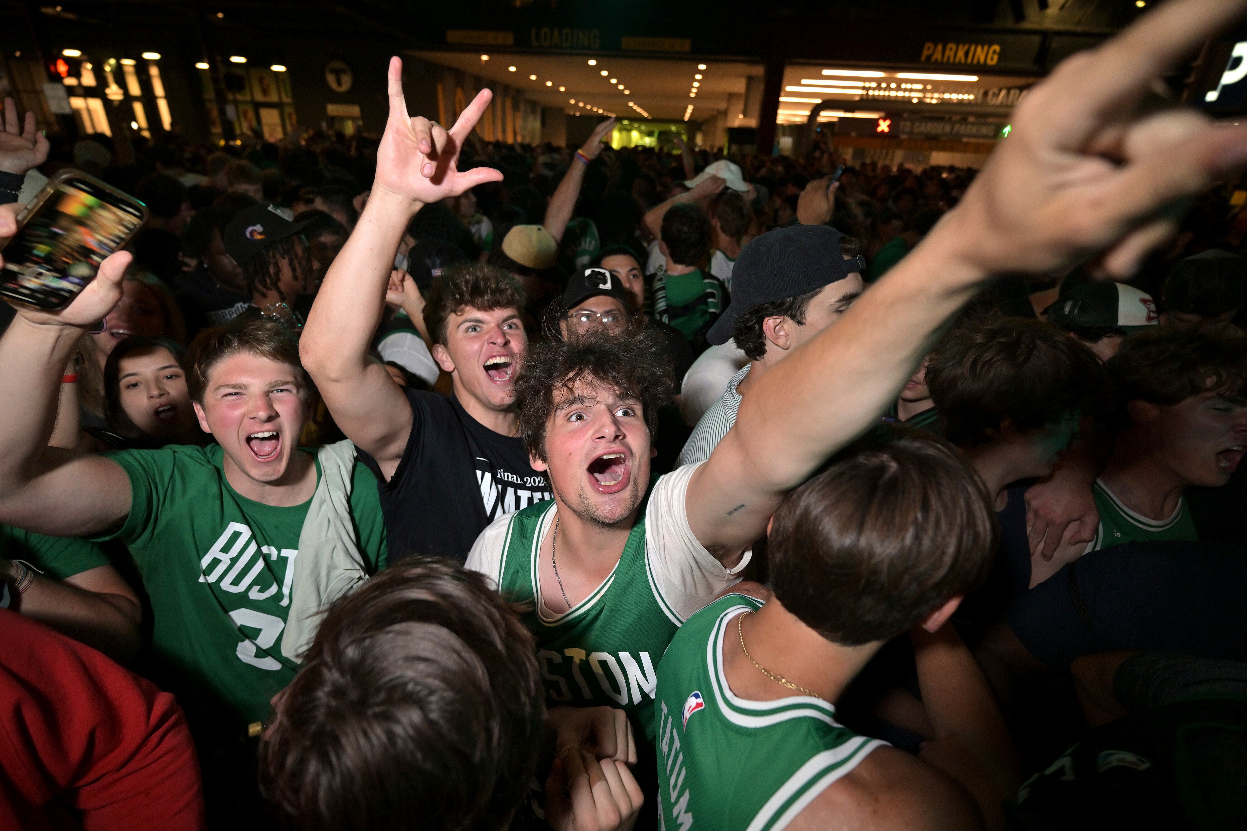 Aficionados de los Celtics celebran la victoria del equipo en la final de la NBA frente a los Mavericks de Dallas, el lunes en Boston. 