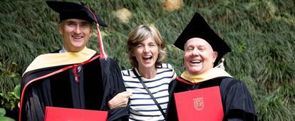 Francisco Garcia Parames, su mujer Maria Ángeles León López, junto al inversor Jim Rogers, tras recibir un doctorado honorífico en la Universidad Francisco Marroquin de Guatemala.