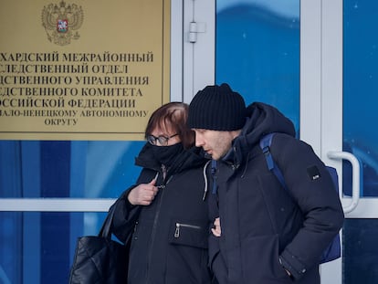 Liudmila Navalnaya y su abogado Alexéi Tsvetkov, salen de una oficina del Comité de Investigación en Salekhard (Rusia), el 19 de febrero.