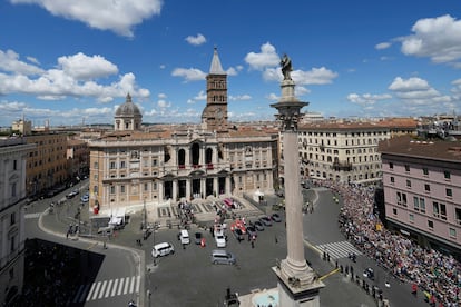 El féretro del papa Francisco llega a la basílica de Santa María la Mayor, en Roma, donde va a ser enterrado. 